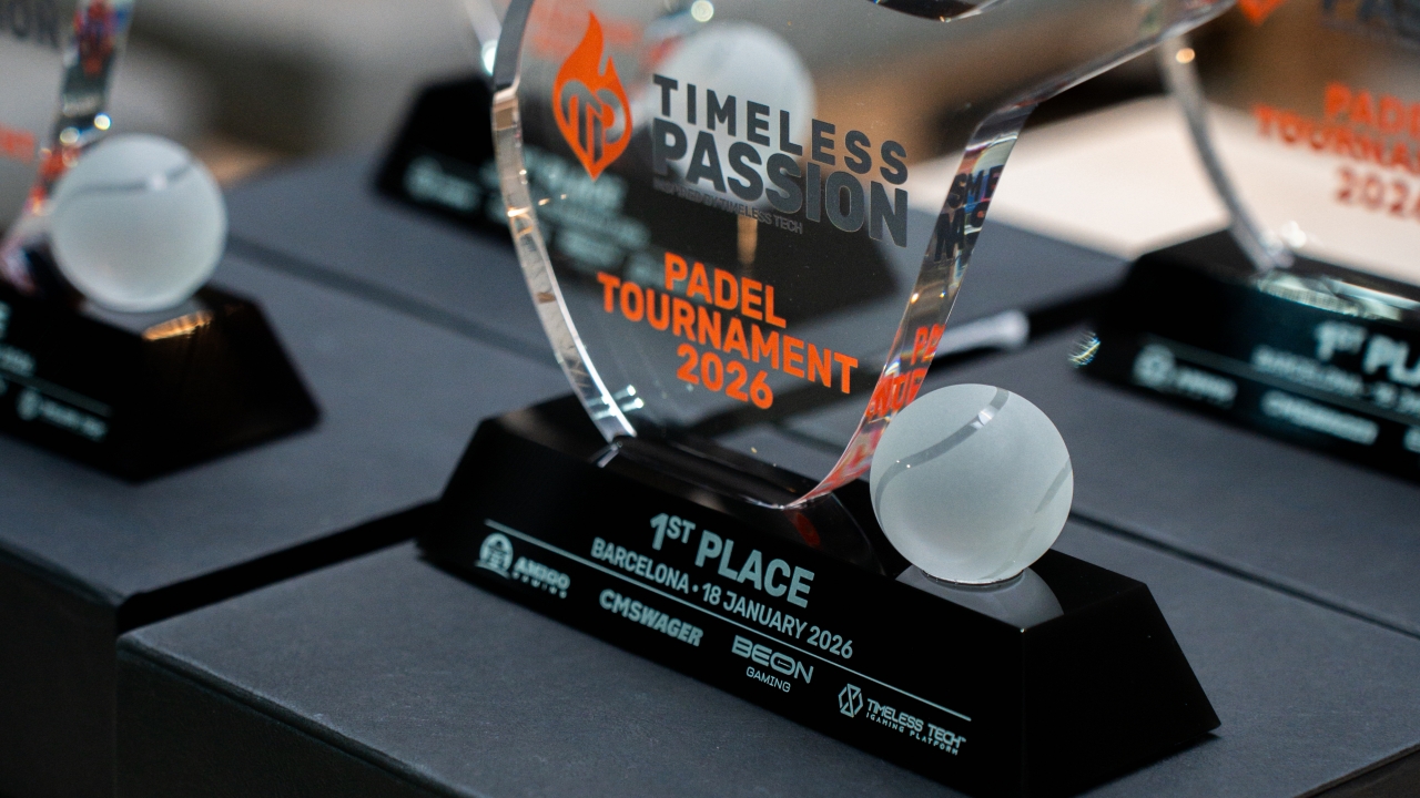 Troféus do Torneio de Pádel Timeless Passion 2026 dispostos para a cerimônia de premiação, com o logotipo do evento em destaque