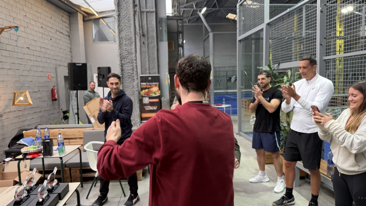 Momento da entrega de prêmios durante o Torneio de Pádel Timeless Passion, com os participantes aplaudindo em um ambiente descontraído e social