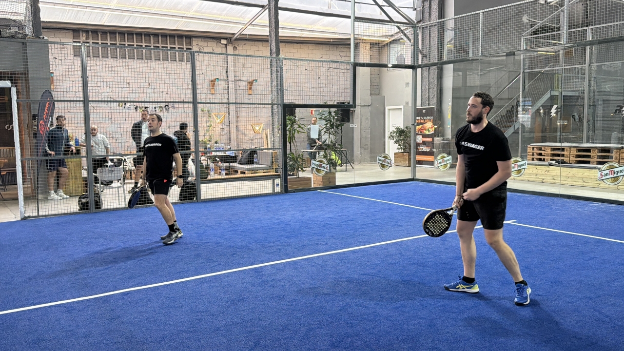 Jogadores disputam um ponto durante uma partida do Torneio de Pádel Timeless Passion em uma quadra indoor