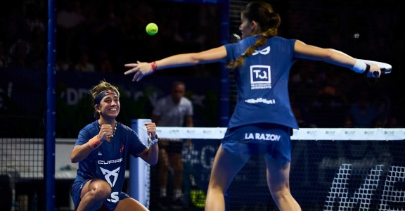 Foto de ação do Premier Padel Mexico Major 2025 em Acapulco, mostrando jogadores profissionais competindo em uma quadra de alta velocidade com o estádio lotado.