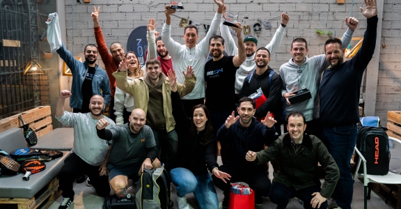 Participantes y ganadores celebran juntos el cierre del Torneo de Pádel Timeless Passion, levantando trofeos en un ambiente festivo y relajado