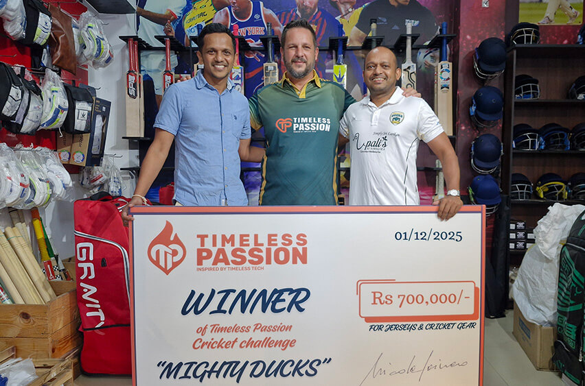 Nicola Cainero, COO da Timeless Tech, entrega o prêmio do Desafio de Críquete Timeless Passion ao time vencedor “Mighty Ducks”, segurando um cheque cerimonial de 700.000 LKR para equipamentos e camisetas.